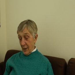 <strong> Paní Libuše si myslí, že je pro ni snazší se se situací vyrovnat, když už je v důchodovém věku, než je tomu u mladších žen. </strong> <br> Textový přepis rozhovoru:  Brát to tak, že jak sem říkala, když ten prstíček na mě ukázal, tak musím se s tím vyrovnat a statečně teda, co budu moct. A zase jiný je přístup ten, když já už jako důchodkyně – všechno, jako vnoučata a tak dále –, ale jiný potom problém je u těch mladých maminek, když mají malé děti a tak. Tam jako já si myslím, to potom je umění se s tím smířit, je to mnohem těžší než u nás jako seniorů. To si myslím.