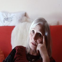 <strong>  Paní Jarmila počítá s tím, že se její stav může hodně rychle zhoršit. Naučila se nedělat si dlouhodobé plány. </strong> <br> Textový přepis rozhovoru:  Ale co bude, nevím. Ani to neřeším, já jsem se naučila za těch 3 a půl roku žít s tím, že mám prognózu. Říkávala jsem si, když jsem neměla hrozbu toho zánětu a toho vykrvácení, tak jsem si říkala, že na tu rakovinu, to vždycky bude proces, i kdyby se to zhoršilo, 3 nebo 4 měsíce než se na to při… Jenomže najednou mi hrozilo, že umřu teď. Hned. A já jsem z toho byla úplně vyřízená. Úplně. Až to je úplně. Fakt. Takže jsem se naučila… Napřed jsem měla tak prognózu ty 4, 5 měsíců, že jsem si plánovala, že do léta, v zimě, dál ne. No, a teď už měsíc, dva, víc neplánuju.