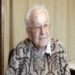 <strong> Pan Vladimír se potýká s různými omezeními v souvislosti se svým zdravotním stavem, například v oblasti pohybu. Návštěva vnuček, jejich přítomnost a zájem jej ale vždy povzbudí. </strong> <br> Textový přepis rozhovoru:  Čo nasledovalo po diagnostikovaní? Ako to ovplyvňovalo celý váš život? Ako vypadal váš obyčajný deň? No, teď jsem do toho září normálně chodil, jezdili jsme na zahrádku a tak dále. Čili prakticky je to zeslabení, zeslabení pohybu, to znamená, že už jsem nemohl dojít třeba sám na středisko nebo do obchodu nakoupit a tak dále. (…) Myslíte, že to ovplyvnilo vašu životnú spokojnosť? No, to víte, je to omezení, omezení totální. Jo. To znamená, že už nemohu dělat žádné manuální věci, ačkoli tady u domu je vždycky dostatek práce – natírání, údržba, topení a tak dále, kontrola jednotlivých věcí. To převzali syn a manželka. Prakticky máme tady ještě sociální návštěvu, obě dvě vnučky a s dětmi, takže člověk vždycky pookřeje uprostřed těch mladých a svěžích, zdravých těl. A jinak se s tím počítá, že pořád ale ví, jak se mi daří, jestli se něco nezhoršilo. Zkrátka mají o mě zájem, aby o mně věděli a aby mě v tomhletom podporovali.