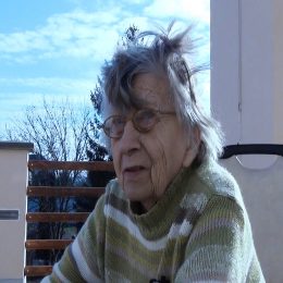 <strong>  Paní Václavka je smířená s tím, že její nemoc není léčitelná. Mrzí ji ale, že špatně chodí a už nemůže být tak aktivní jako dříve. </strong> <br> Textový přepis rozhovoru:  Řekli vám, co můžete očekávat, jaký může být průběh? Ano, totiž průběh té nemoci je u každého jiný. Když jsem se ptala, jak dlouho to bude trvat, tak pan doktor řekl: „No, to může trvat týden, a může to trvat 2 roky. To se dá těžko říct, každý je jiný.“ Každý je jiný. A já  mám tu smůlu – tu smůlu teď už říkám, dřív jsem říkala štěstí –, že mně to myslí normálně, ale že mě tělo  neposlouchá. Že mě tělo nechce poslouchat. …… A co vám teda pomáhá se s tím srovnat? Působíte velice smířeně. Jak co mi pomáhá? No tak, co mi zbývá? Tak děti jsou na tom dobře, žijí všichni dobře, jsou zdraví, což  je důležité. Odejít musí každý, tak to beru samozřejmě. To mě akorát štve, že ta zahrádka je… Teď by potřebovaly stromy prořezat a nevím, co všechno. A nejsem schopná už ani, vidíte, jak chodím, jsem mátoha.