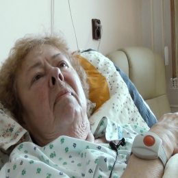 <strong> Paní Jana lituje toho, že už nemůže podnikat to, co dřív – jezdit na výlety nebo chodit na vycházky s klubem seniorů a starat se o svou domácnost a zahradu. </strong> <br> Textový přepis rozhovoru:  Já jsem byla hrozně činný člověk, protože máme ve xxxx klub, senioři xxxx a okolí, jsou tam i xxxx a z těch okolních vesnic lidi, já jsem dělala pokladní a chodili jsme třeba s holemi nebo na vycházky nebo jsme jeli na týden třeba do Beskyd. Nebo do Jeseníků teď jeli, a já nemohla jet, což mě mrzelo. A dělali jsme výlety, xxx, jako opravdu činní jsme důchodci. A o tohle jsem teď přišla. …. Já bych se tak těšila, kdybych mohla chodit, abych na zahradě… Kdybyste viděla, jaký já mám doma čurbes, vyprané prádlo na haldách a tam se neuklízelo, no, celou zimu doteďka.