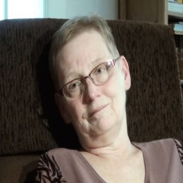 <strong> Paní Miladu mrzí, že už se kvůli svému zdravotnímu stavu nemůže tolik věnovat vnoučatům. </strong> <br> Textový přepis rozhovoru:  Takže nemáte teď třeba pocit, že vám ta nemoc něco vzala? No, tak vzala mi třeba to, že bych byla moc ráda s vnuky, daleko více se jim věnovala, protože takto jsem se jim věnovala celou dobu. Nebo takhle, oni nejsou tady z xxxx, bydlí dál, a tak to mě třeba mrzí, protože tohle, to omezení, to opravdu mi to úplně nedovoluje…