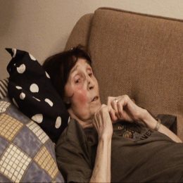 <strong> Pro paní Danu znamená nemoc výrazné omezení v pohyblivosti. Potřebuje k zubaři, ale neví, jak se tam dostane. </strong> <br> Textový přepis rozhovoru:  Uklízet už nemůžu. To třeba vyperu, pověsím to, ale nevyžehlím. Snažím se ještě něco dělat, s mým životem to strašně trhlo, vůbec nežiju tak, jak jsem žila, nikam nechodím. Kvůli tomu, jak mě to bolí, se nikam nedostanu, nikam nemůžu jít, nějaký koncert nebo divadlo, to vůbec. Mám problém jít k doktorovi, i když si mě tam odvezou, ale teď nevím, jak dojdu do prvního patra, tam jsou takové točité schody…