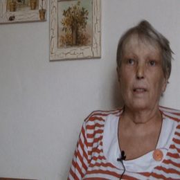 <strong> Paní Hana má problémy s pohybem i v bytě. Kvůli pádu z postele musela volat záchranku, obtížná je pro ni i hygiena a obstarávání domácnosti. Proto chce odejít do hospice. </strong> <br> Textový přepis rozhovoru:  A jak přemýšlíte o tom, co bude dál? Vy teda plánujete ten hospic, kdy by to tak mělo být? No, oni říkali něco… Já bych tam chtěla jít co nejdřív, abych měla pokoj už, od přemýšlení, nějakého vaření a takhle. A teďka mně se špatně z té postele vstává, jenom si sednout, víte, co to je za umění, jenom si sednout, to byste nevěřila. A tak já se snažím, já ho nechci furt budit, chodím tak 2krát, 3krát na záchod v noci a on mě musí vždycky zezadu, protože leží vedle mě tady, tak zezadu mě takhle podepírá rukou a tlačí dopředu, abych zase si nelehla zpátky. A jak si sednu… Já jsem z té postele spadla, představte si to, normálně mi to ujelo a já jsem seděla na zadku o půlnoci. Teď on se mě snažil vytáhnout, jenomže má dvaasedmdesát a já mám taky dvaasedmdesát, jako kilo, a teďka ho 14 dní potom ještě bolely ruce, jak byl přetažený. A teď já říkám: „Dej mně sem na zakrytí něco a pod hlavu.“ Jenomže ležela jsem hodinu a půl a říkám: „No, tak to teda ležet 8 hodin tady nebudu.“ Zavolala jsem sanitku, oni přijeli hnedka teda, byli to takoví statní chlapáci 2metrový. Tak oni mě chytli, já jsem byla jak pápěrka xxx v rukách, posadili mě, a protože mně nic nebylo, já jsem rovnou dosedla jenom. Tak mně sepsali zprávu, že se mně nic nestalo, a jinak říkali, že když se mi to stane, že mám zavolat na policii, že policie přijede v okamžiku. (…) V každém případě v hospici nebudete mít vůbec na starost nic, bude postaráno o vás, bude tam víc té péče. Já se tady nemůžu ani koupat, musím napustit do umyvadla vodu, teďka se žínkou otírám, namydlím si to, zase se otřu žínkou, jenom tady tu polovinu a od pupku dolů teda už jako normálně. No, katastrofa, z té vany se nedá vylézt, pro mě je to strašně vysoké a já tam prostě nemůžu ani vlézt, ani vylézt. Tam v těch hospicích jsou sprchy, tak já tam vždycky vlezu. A normálně stejně, já nevím, jak se budu umývat, aby se mně to další prso nenamočilo, nevím, to musí oni vymyslet. To určitě vymyslí. No, a teď si představte na záchod, sednete na záchod, předtím normálně jste si stoupla, a teď já musím si sednout jako dál, dát si 1 ruku na to, chytnout se xxx a zvednout se. Anebo zavolám na muže, aby mě šel zvednout – já si nestoupnu ze záchodu sama.