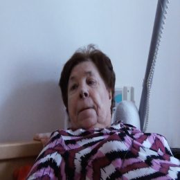 <strong>  Paní Miriam byla doma osamělá a její stav ji stále více omezoval v běžných činnostech. Její dcera jí proto zařídila přesun do hospice, kde je velmi spokojená. </strong> <br> Textový přepis rozhovoru:  Jak dlouho jste tady? Po červenci to bude kolem půl roku. Půl roku a jsem ráda, že jsem tady, vám řeknu. Protože jsem aspoň mezi lidmi. Doma člověk koukal na zdi, kluk přišel ráno sice, dala jsem mu najíst, odešel, už jsem ho neviděla. Má svůj byt a a svoje zájmy. (….) Takže doma vlastně jste žila sama? Sama. Sama. No, a ty nákupy už jsem neutáhla. Teď to dýchání špatné. A já jsem věděla teda, že mám ten nádor, tak jsem si říkala: „To je ono, ono to roste, až se udusím.“ Tak jsem se domluvila s doktorem, dcera vlastně to domlouvala, všechno zařídila. ,,Mami, jestli tam chceš, já ti to opatřím, lidi čekají jak dlouho, aby se sem dostali. To není legrace.“ Tak mi to domluvila a náhodou se uvolnilo místo, že mi řekla: „Zítra nebo pozítří jdeš. Zabal si, co chceš, a jdeš.“ Tak jsem šla. A teď jsem si říkala: „Tak teď už se zpátky nevrátím, to je mi jasné.“