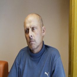 <strong>Pan Jaromír popisuje své pocity jako stabilní. Kdyby se mohl věnovat nějaké aktivitě, byla by to šance, jak na chmurné myšlenky na chvíli zapomenout. Kvůli amputaci nohy je ale tato možnost pro něj velmi omezená. .</strong> <br>   Alebo aké pocity ste prežívali od tej chvíle až doposiaľ. Má to nejaký priebeh tie pocity vaše?  Ne.  Máte sa stále rovnako.  Tak asi.  Stejně.  Ten pocit, že to je nevyléčitelné, to vím. Když jsem mohl něco dělat, tak člověk zapomene. Když něco děláte, já nevím, kosíte zahradu nebo něco, tak zapomenete. Akorát že když člověk třeba leží, tak v té hlavě jsou úplně jiné myšlenky, protože není čím je vytěsnit.  Aké pocity ešte? Viete, lebo ste hovoril ak myslíte, ale ešte o pocitoch.  Už takový pocit zbytečnosti.  Zbytočnosti.