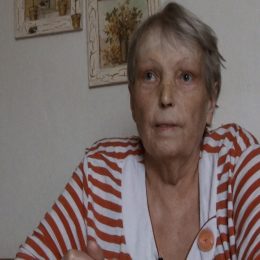 <strong> Paní Hana je smutná, nic, co ji bavilo dříve, už ji nebaví. </strong> <br> Textový přepis rozhovoru:  Co by vám vlastně teďka nejlíp pomohlo? Já nevím, já jsem nad tím přemýšlela, mě už nic netěší, nebaví, mě vůbec nic nebaví. Předtím jsem vůbec na to nemyslela, tak jsem byla jakž takž dobrá, ale teďka mě nic nezajímá, to se dívám na televizi, na chvíli usnu, za chvíli se probudím, a to je můj život.