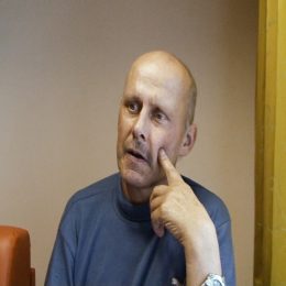 <strong>Pan Jaromír se kvůli nemoci, která vedla k amputaci nohy, může jen omezeně pohybovat. Nemoc ovlivnila také jeho celkovou životní spokojenost, zejména zpočátku jej trápila otázka, proč onemocněl zrovna on. .</strong> <br>    Teraz sa vás spýtam, ako tá choroba vám ovplyvnila život, keď vás diagnostikovali. Už ste hovorili, že ste prišli o nohu pred piatimi rokmi…  Tak ono to určitě negativní vliv mělo, protože člověk potom už myslí trošku jinak.  V akom zmysle?  Už to není, jak to bylo. Kdybych byl bez nohy od narození, tak se člověk chová jinak,  než když o ni přijde.  A ako vám to konkrétne zmenilo život?  Tak nějaké omezení – už se nedá chodit na hory, sportovat, extra něco, musíte chodit do práce, to už se nejde věnovat takovým věcem.  A ste hovorili, že ste inak mysleli, alebo že ste zmenil myslenie alebo pohľad. Niečo také ste naznačili. V akom zmysle?  Tak člověk už s tím životem není tak spokojený, jak byl. Má nějaké, jak bych to řekl, už to… Proč to zrovna přišlo na vás. Asi v tom smyslu.  Prečo to prišlo na vás?  Proč zrovna na vás. Ale tak to je, zas časem se to srovná.  Člověk si na to zvykne.  Jsou jiné věci, horší.