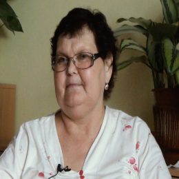 <strong> Paní Olga se snaží zůstat co nejvíce aktivní, bojí se, že jinak by se její pohyblivost hodně zhoršila, a pomáhá jí to i psychicky. </strong> <br> Textový přepis rozhovoru:  Všichni pomáhali, ty začátky, od toho února, jak jsem byla – tak mi strašně pomáhali. Vařili, já jsem vůbec nic nemusela, jenom na záchod. Ale teď musím trošku pochodit, protože bych zůstala ležák. Takže cvičím s nohama, i když není to takové, protože ty nohy nejvíc po té chemoterapii mi tak nějak škodily. Ale snažím se, nemůžu byt taková. A tím, že se snažím, tak nemyslím na tu nemoc. Když je někdy tak úzko, tak nemám potřebu na to myslet. A čo by ste obdržali? Obdržali ste nejaký typ podpory pri zažívaní fyzickej bolesti? Beriete niečo proti bolesti? Neberu teď nic. Ze začátku jsem brala – víte, co mi říkal pan doktor – ibalgin čtyřstovku. To jsem brala, ale ne každý den, jenom když jsem měla třeba nějakou takovou tu… To už jsem věděla, ale teď ho neberu vůbec. Nepotřebuju ho brát. Protože záda mě nebolí. Jedině, že kdybych ležela celý den, možná že by mě bolela. Ale to já nedovolím, abych ležela celý den, musím se aspoň projít. Jednou jsem tak ležela a pak sem to pocítila, že ta záda bolí. Jdete jenom na záchod honem a jenom jíte – protože já rada jím, to se přiznám, to už je moje prostě.