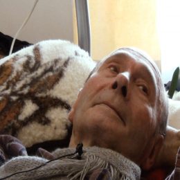 <strong> Pana Otakara trápí velké bolesti, musí užívat několikrát denně léky na jejich tlumení. </strong> <br> Textový přepis rozhovoru:  Chcem sa spýtať, rozmýšľate aj nad budúcnosťou? Mně je od začátku jasná. Akorát nevím kdy. Jak se říká, člověk neví dne ani hodiny, takže jakápak budoucnost. Před tou dvanáctou dochází další bolest, po asi půlhodince, hodince, dokud třeba ležím a spím, tak se to neprojeví. Ale když třeba někdo zazvoní anebo se probudím nebo přijde ta bestie – já jí říkám bestie, té rakovině –, tak se nějak probudí a teď se začne tam sápat a drápat. A to mě čeká za chvíli zas, jak vstanu.