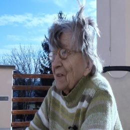 <strong>  Paní Václavka zpočátku nepomýšlela na to, že její nemoc může být vážná. Lékaři s ní komunikovali otevřeně a ona sama sebe popisuje jako smířenou s koncem života. Spíše ji překvapuje, že průběh nemoci není tak rychlý, jak očekávala. </strong> <br> Textový přepis rozhovoru:  A když jste měla nějaké první příznaky nebo první problémy, napadlo vás, že to je něco vážného, nebo jste na to nepomyslela? No, to nevím. To jsem si nemyslela, že je to tak vážné. Věděla jsem, že tam nějak něco v nepořádku je, ale že to bude tak rychle, to jsem si nemyslela. I když na druhé straně zase teď, když mi zkonstatovali tu diagnózu, tak jsem si myslela, že další průběh nemoci bude rychlejší. Tohleto je takové… Ta životní cesta se proměnila v pěšinku a ta pěšinka ne a ne se uzavřít, ta jede pořád.