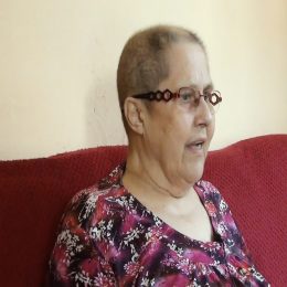 <strong> Paní Tereza oceňuje, že doma si může svůj denní režim řídit čistě podle sebe </strong> <br> Textový přepis rozhovoru:  Režim řídím podle toho, co to tělo chce. Což v nemocnici,to chápu, nejde. Tam vám nandají oběd a teď to sníš, nesníš – máš, na shledanou. Necháte si tam housku, do večera je tvrdá, nedá se to jíst. Je tam teplo, nemáte kam si dát pití, pijete nějaké teplé limonády nebo něco. Nebo jejich čaj nemocniční, ten je vždycky strašně dobrý. To je v tomhle strašná výhoda, být doma a tohle si řídit podle sebe. Když si chci lehnout, tak si lehnu. Když se chci koukat na televizi, koukám, když si chci číst, čtu.Tak je takovéto… A když se chci mazlit s kočičkou, tak se mazlím s kočičkou.