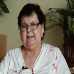 <strong> Paní Olga je velmi spokojená s tím, že může být doma. Pochvaluje si péči domácího hospice, zdravotní sestry jí poskytují i psychickou podporu, může si s nimi povykládat o čemkoli. </strong> <br> Textový přepis rozhovoru:  No, život, tož to víte, mám strach,ale když teď jsem pod tím xxxx, tak zase když mám…Kdybych měla nějaké bolesti nebo něco, tak hned můžu volat, oni mi pomůžou, což vezměte si, když jsem patřila pod onkologii, tam to bylo jenom do pátku, takže jedině špitál.A tam o vás neví nic, tam vám můžou dát kapačky, a když máte to, tak vás nechají, něco vám píchnou a je. Ako to potom ovplyvnilo vašu ako takú spokojnosť životnú? Že jsem doma – rodina, to všechno. To dělá hodně psychika.Kdybych byla v nemocnici, oni sice za mnou chodili každý den někdo, ale tam to není dobré, ta psychika. To tam hodně působí špatně. (…) A teraz sa chcem spýtať na tých, ktorí vám chodia domov. Akú máte od nich fyzickú starostlivosť, praktické rady, emočnú podporu? Velice dobrou. Velice. Oni mi – jak bych to řekla – dodávají takovou sílu, s nimi se povykládá, ne jenom o nemoci, ale tak celkově. Jsem velice spokojená. Velice. A si myslím, že mě to i uzdravuje.