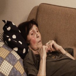 <strong> Paní Dana si velmi chválí přístup sester z domácího hospice. Říká, že pracují se zájmem a s láskou. </strong> <br> Textový přepis rozhovoru:  Takže máte péči od těch sestřiček? Péči mám výbornou, ony jsou úžasné. Vždycky dobře naladěné, kdykoliv přijdou, pomůžou. Nebo telefonem mi řeknou, co mám dělat, nebo přijdou hned. Nebo řeknou:„Nemůžeme, přijdeme za 2 hodiny.“ Úžasné jsou, mám péči, myslím si, nadstandardní. (…) U nich vidíte ten zájem – že vám chtějí pomoct, že je to neobtěžuje, že to dělají, řekla bych, skoro s láskou. Snaží se pomoct, co nejvíce v maximální míře, to třeba sestřička v nemocnici ani nemůže, protože ta tam má zase mnohem víc lidí. Oni tolik lidí nemají, tolik lidí je nevolá, ale musí být hrozně hodné, speciálně ta xxxx sestra, to je úplný zázrak. Ale ta tím žije, to je zase něco jiného. I ty ostatní sestry jsou hodný a myslím si, že je to i tím, že je tam ta sestra xxxx. Oni vidí, jak ona se chová, takže si myslím, že si berou z ní ten dobrý příklad. A oni s vámi asi hodně mluví, je to tak? Ano, mluví, oni se všecko zeptají a mluvíme. I soukromé věci si říkáme, já vím jejich děti, oni vědí moje děti a tak.