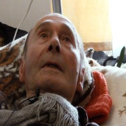 <strong> Pan Otakar zpočátku přemýšlel o tom, že by svůj život nejraději ukončil kvůli pocitu bezmoci. Izoloval se od okolí, nechtěl nikoho vidět. Zdravotním sestrám z hospice přičítá podíl na tom, že se jeho myšlení proměnilo. </strong> <br> Textový přepis rozhovoru:  Psychika, to je důležité. Já jsem ze začátku byl rozhodnutý skončit. Pak mi to rozmluvili. Hlavně kvůli té bezmocnosti. Když to vidíte, tak vás to k tomu žene. Já jsem třeba…Jak se to řekne přesně, eutanazie? Eutanazie. Eutanazie. „No, to nejde. O tom nemluvte, to nejde.“ Říkám: „Proč? Takový život stejně nemá cenu.“ A chtěli bystě ji i teď, tu eutanazii? No, trochu jsem to přehodnotil a rozhodl jsem se, že už ne. (…) A z toho okolí…Já jsem právě na ty Vánoc vypnul telefon, nikde jsem nikomu neodpovídal na nic. Říkám: „Nikoho nechci, s nikým se nechci bavit.“ Teď to obnovuju, sestřičky mě přesvědčily, že to chce kontakt a takové jako že aspoň trochu se změnit. Ty mně pomohly psychicky zas to…