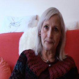 <strong>  Paní Jarmila využívala domácí hospicovou péči jen dočasně, čtyři měsíce následující po operaci plic. Pak se její stav zlepšil a už to nebylo zapotřebí. </strong> <br> Textový přepis rozhovoru:  Jsem vstala z mrtvých v listopadu,fakt opravdu. Nevěřili, že se dožiju Vánoc, takže se o mě starali, a teď jsme to změnili na zdravotní péči, že už jenom na zavolání by došli. To stojí víc jak ten 1 výjezd, ale ne zas tolik, jako když si platíte denně, ať přijdou. Protože u mě už to přestalo být aktuální, chodili 3krát i 4krát týdně, pak 3krát, pak 2krát, pak 1 a teď už teda nemusí vůbec. Takže nevím, kolik můžu o té paliativní péči říct. Zažila jsem ji vlastně, dá se říct, listopad, prosinec, leden, únor – 4 měsíce.  Mám s tím dobrou zkušenost, jsem ráda, že to existuje, jsou strašně příjemné ty paní, co tu chodí.