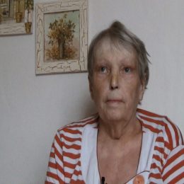 <strong> Paní Hana chce odejít do hospice, protože její manžel jí nevěnuje péči, kterou by potřebovala. </strong> <br> Textový přepis rozhovoru:  A tak teďka přemýšlíte o tom, že byste šla do toho hospice? P: Ano. Já musím jít, protože když budu doma, tak já se tady zblázním, protože můj muž furt si myslí, že budu vařit. Já říkám: „Ty jseš snad blázen.“ Vždyť já se bojím stoupnout si a jít tady k pračce, a to budu stát u sporáku ještě?On má takové tipy, že on si zvykl na mé jídlo, protože my jsme spolu 41 let, on nejí ani u své sestry, on nejí nikde v restauraci.A já jsem mu říkala, že mi bude docházetpro obědy, že tady je chlapecký domov a že tam prodávají pro důchodce obědy.On že tam ale chodit nebude, protože to on nikdy neudělá, on nebude nikde žebrat. On je jak blázen, mu nevysvětlíte, že to je normálně,jako kdyby šel do restaurace s kastrolky. Takže manžel nějak moc neumí vám pomoct v tom, co byste potřebovala? No právě. Já říkám: „Ne, ty mně neumíš pomoct.“ On je třeba doma, já jsem v posteli, já bych potřebovala, aby mě zvedla aby za mnou přišel, on tady sedí, já na něho volám, on neslyší. Já říkám: „Kup píšťalku, já na tebe vždycky písknu, abys přišel.“ Protože já potřebuju třeba podat hrneknebo se napít a podat prášek.No, katastrofa. Já říkám: „Co já se tady s tebou budu furt rozčilovat, kašlu na tebe, půjdu do nemocnice.“ A on, že to se mu nelíbí, že on to nedovolí. Tak já říkám: „Ty můžeš dovolovat tak prd.“