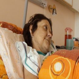 <strong> Paní Monika by byla mnohem raději doma než v nemocnici. Ale nemá možnost si zařídit domácí péči, protože je na vše sama. Bojí se, že kvůli nedostatku prostředků bude muset odejít i z paliativního oddělení v nemocnici. </strong> <br> Textový přepis rozhovoru:  Každý z nás je zvyklý být doma. Vemte si, že třeba někam jedete, jedete na dovolenou, kamkoliv, nebo musíte jet do té nemocnice–první den nespíte, takové to je. Teprve potom se prostě člověku, až se vrátídomů, tak se mu udělá líp. Nebo já nevím, jak to mam říct. Ahlavní, co je, když se vracím z nějaké dovolené nebo něco, tak jsem nadšená, plá zážitků, ale těším se na svou vlastní postel. Že si uvařím, co chci. (…) Za chvíli mi dojdou peníze, tak já nějakým způsobem budu muset prostě jít vedle, kde to teda je takzvaně zelená míle. Ona je to zelená míle i tady. Je sice hezké, že je tady barevné povlečení, ale… Jako já vím, že primářka se snaží, je málo peněz, maximálně dělá, co chce. Ne, co chce. Co může. Ale nemůže toho moc. Ale hospice a tyhlety věci, když nikoho doma nemám, tak nemůžu mít domácí hospic.