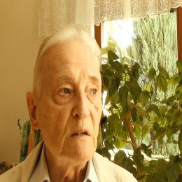 <strong> Pan Karel žil sám ve velkém bytě a trápily jej nesnesitelné bolesti, které se v rámci domácí péče nedařilo řešit. Doma se necítil dobře, údržbu bytu nezvládal a pobyt v hospici pro něj znamenal velkou úlevuí. </strong> <br> Textový přepis rozhovoru:  Ze začátku jsem byl v domácí péči, což nebylo dobré. Sestřička chodila každý 3. den, jenom přilepit náplast. Při stálých horečkách, které jsem měl odpoledne, potom na večer zase pominuly, a zvýšeném krevním tlaku až přes 180 jsem měl strašný strach být doma a při několika přivolání… Záchranku jste volal? Záchrannou službu, ano. Kde mě nechali 2, 3 hodiny ležet jenom v přijímacím sále. A vlastně nic se mnou nedělali, ani nehovořili, a pak zase mě odvezli domů. Tak jsem si řekl, že tohle já už déle nevydržím. Byl jsem úplně sám, úplně sám a ve velkém bytě čtyřpokojovém, který jsem ani nemohl uklízet, nemohl jsem prostě… necítil jsem se tam dobře, čím dál větší nepořádek a tak dále. Takže když jsem si uvědomil, že mám nárok na to, být přijat tady do hospicu, tak jsem to milerád přijal.