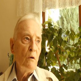 <strong> Pan Karel je v hospici velmi spokojený. Jeho bolesti a další obtíže související s nemocí se daří zvládat a může tak svůj denní program přizpůsobovat svým potřebám a náladě. </strong> <br> Textový přepis rozhovoru:  Ráno si musím lehnout a pospat ještě, po těch opiátech, takže vstávám v půl 11, v 11. Jdu se projít trochu do města a tak, abych byl zase na oběd tady. A po obědě, to už je moje věc, někdy jsem unaven, takže si zase lehnu v půl 2, na hodinku nebo na na půl druhou hodinu, ale většinou ne. Dokonce jsem dostal takový hlad, že jsem šel do hospody na druhý oběd a přišel jsem z hospody. Takže jsem skutečně spokojen, takhle jsem spokojen.