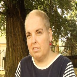 <strong> Paní Dita neodešla do hospice kvůli svému fyzickému stavu, ale proto, že potřebovala čas a místo na to, psychicky se vyrovnat se situací. </strong> <br> Textový přepis rozhovoru:  Takže ten stav, i ten psychický, přispěl k rozhodnutí, že doma být už dál nepůjde, že půjdete sem? Cítila jsem se tehdy tak. Jakoby že si to potřebuju teď přerovnat, přebrat, odležet. S tím, že tehdy to nebylo ještě až tak strašně nutné, kvůli fyzičnu nebo hýbání, ale bylo to nutné kvůli mé psychice. (…) … ty 3 týdny jsem absolvovala se svojí duší. A díky Bohu, protože mi ukazovala moje věci. Když já jsem ublížila, bylo mi to skoro šumák, neřešila jsem to s těmi lidmi, že vlastně jsem je hodně zranila a pak jako takové: „No jo, vždyť toho zas tak nebylo.“ Ale bylo a já jsem během těch 3 týdnů mohla postupně prostě psát SMSky nebo si zavolat. To bylo dobré. Drsné, vůbec ne příjemné, vůbec bych do toho dobrovolně nešla, ale pro vztahy to bylo hodně dobré.