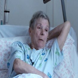 <strong>  Paní Helena je vděčná za odchod do hospice, doma trpěla nesnesitelnými bolestmi, které se v hospici daří zvládat. </strong> <br> Textový přepis rozhovoru:  Po uvážení, že asi pro mě jiná cesta není, jsem se jako rozhodla, že půjdu. A můžu říct, že nelituju. Jsem strašně ráda, tohle bych doma nikdy nemohla. Tam jsem měla možnost akorát rýt nosem do peřin a hekat. A tady opravdu, i když mám ty bolesti, bolesti akutní, tak prostě přijde pomoc. Každopádně každý den je semnou probírané, jak ten den proběhl, co se zlepšilo nebo co se zhoršilo a co se v tom okamžitě může udělat.