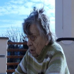 <strong>  Paní Václavka žila v domově pro seniory, ale vzhledem k jejím přibývajícím zdravotním problémům už jí tamní péče nestačila. Když jednou v koupelně upadla a musela tam ležet celou noc, bylo zřejmé, že je potřebné situaci řešit. Rozhodla se proto odejít do lůžkového hospice a je s tímto rozhodnutím velmi spokojená. </strong> <br> Textový přepis rozhovoru:  Já bych nebyla z toho penzionu odešla – pardon, ale tam je jenom denní péče a není tam noční péče. A mně se stalo, že jsem zůstala ležet v koupelně a nebyla jsem schopna vstát vůbec, takže jsem spala v koupelně až do rána, a to jaksi nebylo moc přijatelné. Tak mě okolí přesvědčilo, abych to řešila. Tak jsem to řešila. Jaký tady máte režim? Proděláváte ještě nějakou proceduru nebo něco? Procedury žádné nemám. Režim normální, jako je v nemocnici. Každý den je vizita, pan primář se o nás stará velice pečlivě, sestřičky jsou taky velice pečlivé. Každý 2 hodiny se přijde někdo podívat, jestli jsem v pořádku, nebo ne. I v noci třeba, když jdu na záchod, tak slyším, že někdo přišel a ptají mě se přes dveře, jestli je všechno v pořádku. Takže po téhle stránce je tady péče stoprocentní. To tam, i kdyby chtěli, tak tam nikdo na to nebyl, tam je to organizačně úplně jinak zajištěno.