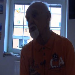 <strong>  Pan Jiří popsal zlepšení svého fyzického stavu v hospici, kde mu pomohli především se zmírněním bolestí. I psychicky mu pobyt prospěl, hlavně díky změně prostředí. </strong> <br> Textový přepis rozhovoru:  Beru léky normálně. Beru jich poměrně dost. A díky právě těm lékům i jsem…Já beru asi šestery, šestery prášky a asi dvoje kapky. A v tom svém celku – já nevím, jestli to je počet nebo struktura těch léků – to způsobuje, že se cítím teďka celkem dobře a těším se, že až přijde to jaro, doopravdy jaro, takže to bude zas –že by to mělo být ještě lepší teda. (…) Ale pozor, fyzický stav. Ono to prostě nejde nějak, si myslím, oddělit. Ale tím pádem, celkem bych řekl, že když je člověk v pohodě… I celkem personál výborný, o člověka je tady postaráno velice dobře, bych řekl obecně. I za sebe to musím tak říct. No, a jiné prostředí. Potkáš tady jiné, potkáte tady prostě jiné lidi.