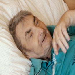 <strong> Pan Zdeněk má špatné zkušenosti s přístupem v nemocnici, chyběla mu komunikace, zájem o pacienta. V hospici je naproti tomu velmi spokojený. </strong> <br> Textový přepis rozhovoru:  Tak co vám scházelo? Řekněte, jaké by to mohlo být? No, byl to v prvé řadě ten přístup lidský. Lidský? Ano. Prostě jak vám říkám. Kus lidského masa. Kterým to vyjde, nebo nevyjde. Takže mě potom tedy odvezli sem. Ateď se do toho vpravil můj syn a už tady celá ta situace probíhala takovým způsobem… no, vojenským. Ráno budíček a tak. Nehledě k tomu, že řekli, že oni nejsou hotel. Že ta situace se musí řešit jiným způsobem, obyčejným nějakým a tak dál. Bylo to dost drastické, když jsem se z domácího prostředí dostal do tohoto prostředí. Do nemocnice? Ano. Ale hlavně na oko to vypadalo, že si oni plní ty povinnosti, jak by měli, ale jinak, jak říkám, kus masa jsem tam byl. Hej. A napríklad, potrebovali by ste, aby s vami niekto hovoril? Tak asi určitě jo. Určitě ten přístup v prvé řadě pacienta nabuzuje, ten přístup toho personálu. Jsou to někdy maličkosti. Ale vidíte zájem o toho člověka. Co vás trápí a tak dále. Kdežto ta dosavadní zkušenost bylateda mizerná. Abych se ale vrátil zpátky.Takže potom jsem se tehdy dostal do tady tohoto prostředí – a to já jsem se dostal do ráje. Doslova do ráje. Poněvadž ti lékaři– já bych to řekl tak, kde můžou pomoct, tak prostě ten zájem o vás je. To každou chvilku tu nějaký lékař je, ty sestřičky a tak. Vás se ptají:máte problémy, nemáte problémy? To zazvoníte na ten zvonek a sestřička je tu okamžitě. A sestřička vás pohladí, povzbudí, všechno a tak dále.