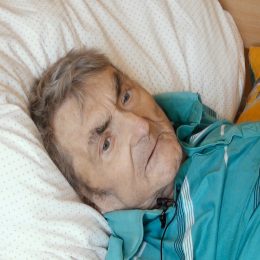 <strong> Pan Zdeněk si v hospici vyjednal jiný režim podávání stravy, než je obvyklý. Příděly jídla v pravidelných intervalech a časných hodinách ho jako člověka se zažívacími problémy stresovaly. Požádal také o ceduli „Nerušit“ na své dveře. </strong> <br> Textový přepis rozhovoru:  Takže už jsem si třeba ne xxxx, ale poprosil jsem, aby ty obědy jsem dostával od jiné stravy. Takže to mám v tekutém stavu, tu stravu, tak to je v pohodě. Ten průběh se vyvíjí tak, že než já vstanu, tak mi to jídlo vychladne.Je pro mě zajímavý ovšem zas ten afekt vůči tomu jídlu. Přes to všechno mi na požádání třeba dají možnost ho ohřát, tu vodu, to jídlo, poněvadž já to nemůžu cpát do sebe v tomto rozložení.Řekněte mi, co to je za logiku, kdy mi to dávají v půl osmé, člověku, který má zažívací problémy s podáváním stravy, to je šílené. Poněvadž já se nejvíce zpočátku, než jsem se s nimi dohodnul, tak já jsem se děsil toho rána, poněvadž bylo půl 8 a už jela ta kavalérie s jídlem – v půl 8. Tady? Tady. Než jsem se stačil najíst, než proběhly ty procedury a tak dále, už jely zase ty vozíky, poněvadž jela další kavalérie. A jezte a jezte a jezte. Potom jsem se s nimi domluvil, aby mi dali to jídlo v těch intervalech, kdy já potřebuju, kdy já jsem schopen aspoň trochu těch jídel spořádat. Čili já si řeknu sestře, že ani náhodou, já chci to jídlo mít v delších intervalech. „Pochopte, že já mám problémy a vy to tu do mě cpete.“ V 11 hodin jsou tu s obědem, v půl 7, nebo kdy, je tu večeře.Ta nepravidelnost…Já už jsem měl z nich strach, z těch sestřiček, z toho přívalu té stravy. Tak bych to charakterizoval. A v čom ešte –ste hovoril o tom jedle –, v čom sa vám ešte ten život zmenil? Napríklad vzťahy? A tak vztahy, vztahy jsou dobré, poněvadž já jsem musel požádat personál, aby mi na dveře napsali, že chci klid. Tady každé 3 minuty někdo klepne na dveře. Odpoledne že bych měl klid, to vůbec nepřipadá v úvahu.Já absolvuju x návštěv. V životě jsem nevěděl, že mám tolik přátel a tak dál. Tak jsem říkal, že nechám vyvěsit tu ceduli, ať mě neruší.