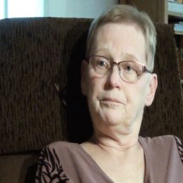 <strong> Pro paní Miladu je největší oporou manžel. Oceňuje, že s ním může o nemoci a o svých pocitech mluvit otevřeně. </strong> <br> Textový přepis rozhovoru:  Naprosto otevřeně a od prvopočátku jsme o tom mluvili s manželem, který je mi velikou oporou a který opravdu ví naprosto všechno jednak o mých pocitech, jednak o té nemoci, nebo o tom, jak to probíhá. A je to hrozně fajn, když člověk může otevřeně o tom mluvit s někým bez zábran. Někdo dává nějakou falešnou naději. Nebo hrajeme si na něco, co stejně není v podstatě… Takže tam to byl první člověk, kdy se to v rodině ještě třeba neříkalo, ale všechno jsme to takhle spolu probírali, prožívali.