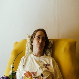 <strong> Největší oporou je pro paní Jana její manžel. Kromě finanční a psychické podpory jí poskytuje ošetřovatelskou péči.  </strong> <br> Textový přepis rozhovoru:  Takže najväčšou podporou je tvoj manžel, on robí úplne všetko. Všecko. Môžeš to trošku porozprávať, ako to prebieha, ako ti pomáha? Stará se mi o tělo, ale i o duši. Kompletní pečovatel. Abychom byli finančně zabezpečení, tak chodí do práce na dvě směny, vstává dost brzy. Protože já kdybych ležela dlouho na zádecha sama se nemůžu přetočit…Tak jsem ho požádala, aby ráno než odejde, mě dal aspoň na chviličku na bok. Což tak půlhodinu na tom boku jsem. A když odchází, tak mě překlopí zase na záda. V půl deváté chodí pečovatelky, ty mě umyjou, případně dvakrát týdně osprchují, oblečou, případně pomůžou se snídaní, když je to něco, co nezvládám těma rukama. No, a manžel chodí domů tak kolem jedenácté a buď začne něco kuchtit, anebo tady máme Countrylife, tak se tam domluvil s panem kuchařem, že mu napíše na tu tabuli, která nabízí jídlo, co je bezlepkové a co je bez mléka. Protože ani jednu z těch potravin nesnáším dobře. Je velmi aktivní xxxx, v tomhle. Učí se jak malá zdravotní sestřička. Fakt. To kdybys viděla, kam až se dostal, protože nesnáším nemocnice – kamkoli jsem se dostala, tak možná svým chováním nebo i tím titulem, mně se tam nechce poslouchat. A ptám se na všechno, co mi chtějí dělat. Což není přijímáno samozřejmě pozitivně. Tak se to učí všechno on.