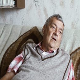 <strong> Pan Jaroslav konzultuje vše, co se týká jeho nemoci, se svým synem. Syn jej také doprovází k lékaři nebo zajišťuje nákupy. </strong> <br> Textový přepis rozhovoru:  No, tu je otázka „či ste potom o tej svojej diagnóze hovorili s niekým iným“. Se synem to konzultuju. Více méně, zná ty doktory, třeba toho chirurga. Syn je doktor? Syn je lekár? Ne, ne. On je taky technik. Dělá u stavební firmy, přípraváře nebo něco takového. Do lékaře má daleko. Ale věděl, když jsem třeba ležel po té operaci, tak tam zblbnul, že jsem to vzal od ára přes JIP, furto mně věděl víc jak já o sobě. Opravdu, hledí si mě, abych řekl.  Já to nezneužívám, ale zítra zase jdu na tu další bioterapii – protože mně včera poničili nohu, že blbě chodím –, tak už se nabídl, že mě tam odveze. A potom zas pro mě přijede. To ho prozvoním, protože tam nebude čekat tři hodiny, a on za čtvrt hodinky se ukáže. Říkám „nemám žádnej rohlík“ nebo něco, cestou mně koupí šest rohlíků. Nebo co si řeknu. To je fajn. Jo, takhle se stará.