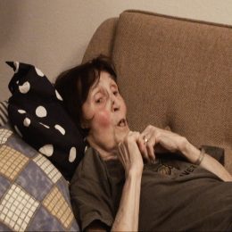 <strong> Pro paní Danu jsou velkou podporou návštěvy dcer a jiných příbuzných a péče manžela. Označuje svou rodinu za semknutou. </strong> <br> Textový přepis rozhovoru:  My jsme hrozně semknutá rodina, takže oni všechno to se mnou nesou, telefonujou mi nebo přijedou. Třeba s tou xxxx přijede moje švagrová nebo neteř. Jsme pořád v kontaktu, telefonujeme si, to mně taky hodně pomáhá. No, a můj muž se o mě stará, je vlastně pořád se mnou, dělá to, co celý život nedělal. Musí nakupovat, něco mně pomoct tady, nevím třeba do vany, z vany – to já už sama nezvládám, nemůžu tak dobře zvednout nohu, abych z té vany vylezla nebo do ní vešla, a nechtěla bych si ještě něco zlomit nebo nějak se poranit. Teď třeba jsem v takovém celkem dobrém stavu, že nejsem vyděšená. Ale to nic neznamená, může přijít v noci, že na mě přijde taková úzkost, a potřebuju, aby mě někdo povzbudil. Teď už hrozně čekám na tu xxxx, teď tu nebyla dlouho, normálně jezdí co těch 14 dnů, a teď už to je 3 týdny. A to mně strašně chybí, potřebuju ji. No, tak můj muž se mnou je.