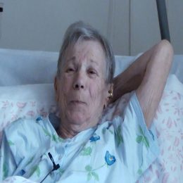 <strong>  Paní Helena popisuje mnoho svých přátelských kontaktů a návštěv jako důležité rozptýlení, které jí pomáhá se se situací srovnat a nepřipouštět si chmurné myšlenky. </strong> <br> Textový přepis rozhovoru:  A co vám pomáhá v tom, se s tím nějak srovnat? Já nevím, já jsem prostě celý život dostávala dost drcanců, takže mě nějaký návrh ještě jako nepřekvapí. To nevím, co by xxxx. Já to mám, jakbych řekla, bez depresí nebo toho. Já mám hodně kamarádů, představte si, i přes internet. Jak já jsem říkala internet,  takněkdo na to: „Á, internet.“ No, já jsem říkala, je to jako nůž v rukou dítěte. Někdo si z toho vybere to špatné, někdo ne. A já jsem tam potkala partu bab, kde je víceméně vedoucí herečka xxxx a s nimi je strašná legrace a ony sem zamnou jezdí, mockrát už zamou byly. Eva, potom malířka Viky – no, vidíte, to je hanba, nakonec mi vypadne xxxx a mnoho takovýchle krásných bab, které jsou samá sranda. A prostě ty za mnou sem jezdí taky každý den, píšou. Potom mám ještě mnoho dalších tady místních známých, takže mně se tady telefon netrhne a návštěvy taky. A ještě je pan doktor tak laskavý, že přijde a mně tady sedí bába a on řekne: „Tak vy se už asi nezdržíte?“ A ona řekne: „Jo, ještě půl hodiny.“ Tak on chudák odejde a nechá nás ještě tam. Já ani nemám čas nad něčím přemýšlet, a když mám spavý den, tak několikrát jich proklímám, že mi to furt zvoní nebo tohleto. Ateď po 3 nedělích jsem tady se ještě seznámila s paní naproti. Ta je taky strašně fajn. Takže nemám čas nějak nad tím přemýšlet. Anebo usnu. A prostě pak je mi všechno jedno, takže na nějaké deprese náladu nemám.