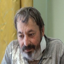 <strong> Pan Jaromír nemá rodinu. V hospici si ale našel kamarády, kteří jej podporují. </strong> <br> Textový přepis rozhovoru:  Cítili ste od niekoho podporu emocionálnu alebo inú podporu? Tadyhle, mám ji tady. Já jsem sám jinak, ale tady mám hodně kamarádů, kamarádek. Tí vás podporujú? Ty mě podporujou, povzbuzujou. xxxx Ne, ne. Přijdou tady zamnou. Nejenom přijdou. Prostě když jsem s nimi, tak se cítím dobře. Mám s kým promluvit. A aký druh podpory by ste potrebovali keby xxxx lepšie? Nic, tady už mám všechno. Tady už jsem… Peklem jsem si prošel, tady mám po něm stopy. Takže žádné velké cíle už si nedávám. Nepotřebuju teď nic. Teď jsem tady, teď jsem vyrovnaný.