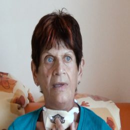 <strong> Paní Dáša má podporu od dětí i přítele. Protože ale děti žijí v zahraničí a přítel má v péči svou vnučku, nenavštěvují ji tak často, jak by potřebovala. </strong> <br> Textový přepis rozhovoru:  Máte problémy napríklad ekonomického rázu? Zatím ne. Děti mě podporujou. Děti. Protože invalidní důchod nemám velký. Mi posílají peníze. Áno.  A máte obavy o rodinu alebo o nejakých blízkych? Máte nejakú? Mám. V cizině mám oba dva. Dceru i syna. A chcem sa spýtať. Potrebovali by ste od nich niečo viac od tých blízkych? Aby byli u mě. Aby boli pri Vás. Že by ste potrebovali domov. A ten priateľ? To… Ten málo jezdí. Aha. On ještě má v péči vnučku, 18 roků. Tak je to takové…