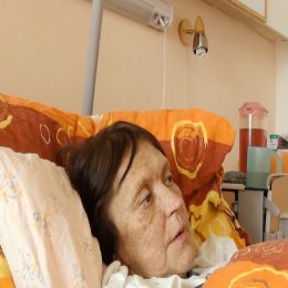 <strong> Paní Monika nemá nikoho, kdo by jí mohl pomoci a například ji dovézt na vyšetření do vzdálenějšího a kvalitnějšího zařízení, než má v místě bydliště. </strong> <br> Textový přepis rozhovoru:  A pokud nemáte auto – a auto mít nemůžu, ani žádnou starou plečku, protože mám ty nohy, takže prostě nemůžu. Řidičák mám x let, ale prostě já nemám odkuď kam jak jet. Takže co k tomu říct. A stoprocentně nemám nikoho, kdo by mě… Protože zase, že si lidi vezmou auto a dojedou tamhle někam. Já když to spočítám, tak jsem byla tak patnáctkrát nebo šestnáctkrát na chemoterapii a v podstatě to bylo vždycky tak, že jsem dojela sem trolejbusem, odjela jsem trolejbusem. Po svých.  To je hrozně těžké. A ještě navíc se tvářit vesele, aby doma to dítě nic nevědělo.