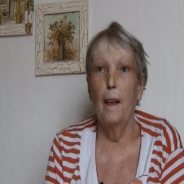 <strong> Paní Hana chce odejít do hospice, protože její manžel jí nevěnuje péči, kterou by potřebovala.. </strong> <br> Textový přepis rozhovoru:  A tak teďka přemýšlíte o tom, že byste šla do toho hospice? Ano. Já musím jít, protože když budu doma, tak já se tady zblázním, protože můj muž furt si myslí, že budu vařit. Já říkám: „Ty jseš snad blázen.“ Vždyť já se bojím stoupnout si a jít tady k pračce, a to budu stát u sporáku ještě? On má takové tipy, že on si zvykl na mé jídlo, protože my jsme spolu 41 let, on nejí ani u své sestry, on nejí nikde v restauraci. A já jsem mu říkala, že mi bude docházet pro obědy, že tady je chlapecký domov a že tam prodávají pro důchodce obědy. On že tam ale chodit nebude, protože to on nikdy neudělá, on nebude nikde žebrat. On je jak blázen, mu nevysvětlíte, že to je normálně, jako kdyby šel do restaurace s kastrolky. Takže manžel nějak moc neumí vám pomoct v tom, co byste potřebovala? No právě. Já říkám: „Ne, ty mně neumíš pomoct.“ On je třeba doma, já jsem v posteli, já bych potřebovala, aby mě zvedl a aby za mnou přišel, on tady sedí, já na něho volám, on neslyší. Já říkám: „Kup píšťalku, já na tebe vždycky písknu, abys přišel.“ Protože já potřebuju třeba podat hrnek nebo se napít a podat prášek. No, katastrofa. Já říkám: „Co já se tady s tebou budu furt rozčilovat, kašlu na tebe, půjdu do nemocnice.“ A on, že to se mu nelíbí, že on to nedovolí. Tak já říkám: „Ty můžeš dovolovat tak prd.“