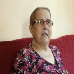 <strong> Paní Tereza se stará o to, aby manžela, který o ni pečuje, zatěžovala její nemoc co nejméně. </strong> <br> Textový přepis rozhovoru:  A ještě se starat, aby na to nemyslel manžel, protože je to pro něj taky nápor svým způsobem. Tak mu vymýšlím práci. Takže jsem mu nakoupila haldu drůbeže. A spoustu takových věcí: tady balkon mi oprav, támhleto mi udělej. Takže on má furt taky co dělat a nemusí na to myslet. Řeknu: „Běž si na pivo, já když něco, tak zavolám, kdyby mi bylo zle. Nechci tě omezovat. Musíš žít normálně dál.“  Takže to beru i po téhle stránce, že tu rodinu ta nemoc ještě víc ztužila. (…) Mě ještě napadá, jak to vlastně probíráte s manželem xxxx? Nijak. Zeptá se mě, jestli potřebuju něco, jestli mě něco bolí nebo něco. Jinak se o tom nebavíme. My víme, že to tu je, že tu máme jednoho hosta navíc, a já chci, aby měl klid, ať je spokojený aspoň on. Aby to zbytečně neprožíval. Protože ti chlapi jsou trošku na tom hůř psychicky a toho sem se bála. Tak máme i domluveno, že když tak potom ty děti sem budou častěji jezdit za ním, aby to…Protože víte, jak to je, chlap se dá na chlast a je konečná. Ale já si myslím, že u něho to nehrozí. Že už tak nějak se s tím vyrovnal, že to tu je, a furt má zájem o to, jestli něco nepotřebuju.Kamkoliv jde, tak říká nejdřív, než odejde: „Potřebuješ něco? Přinesu ti.“ Stačí říct: „Hele, já mám žízeň.“A on už utíká. Není, říkám, v tomhletom jako…Nerozebíráme to, bereme to skutečně tak, jak to je. Což si myslím, že i pro něho je lepší. Proto já mu vymýšlím furt tu práci. Takhle vám to řeknu.