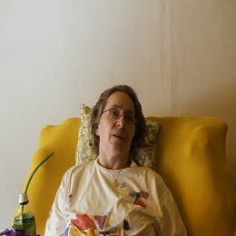 <strong> Paní Jana  popisuje, že lpěním na zachování své pracovní role a na soběstačnosti chtěla ochránit svou maminku před trápením. </strong> <br> Textový přepis rozhovoru:  Byl to docela šok, když jsem si musela na ten vozík sednout a jenom rukama řídit všechno. Ale pořád jsem zvládala jezdit autem na ruční ovládání, tak to jsem ještě chodila do práce. Sice do jiné, ale pořád ještě –jako doktor ve zdravotní pojišťovně, pořád jsem si tu svoji roli alechtěla nechat. Zpětně si však myslím, že to spíš bylo pro moji maminku. Protože jen co jsem nastoupila do té pojišťovny – dostala jsem průkazku, já nevím, co všechno, že jsem zaměstnanec té pojišťovny –, tak jsem vlastně všechno tohle přivezla autíčkem té mojí mamince: „Mami, podívej, já jsem na tom ještě dobře, já pořád pracuju. Já jsem ještě pořád ta moudrá, na co ses vždycky těšila.“ Ona to samozřejmě viděla, že nejsem v pořádku, ale tu hru se mnou hrála pořád. Ji by to taky složilo.