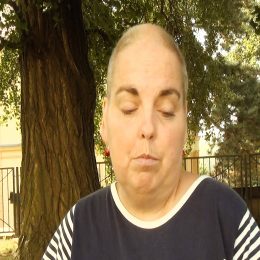 <strong> Pro paní Ditu je víra významnou oporou. </strong> <br> Textový přepis rozhovoru:  A psychika, díky Bohu, taky.Je tu vlídný personál, sestřičky, všichni, co tu pracují, lékaři.Aještě já jsem věřící, věřím Bohu, takže to je pro mě velká podpora. A je to podpora, i když přemýšlím nad svou rodinou, protože vím prostě, jak tomu věřím, že to není nic ke zlému. Jakože nevím, co z tohohle může být v uvozovkách dobrého, ale já věřím Bohu, takže tomu věřím. Jinak je to pro mě těžké, jako i pro maminku, protože mojí nejmladší dceři je 7 let, takže mi to přijde brzo, ale zas opravdu věřím Bohu, že je postaráno…