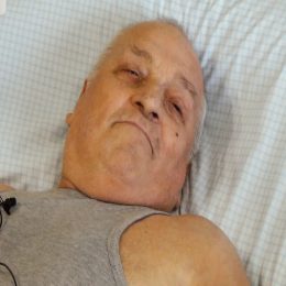 <strong> Pan Viktor říká, že je katolík, jestli mu ale víra pomáhá, nedokáže říci. Trápí ho, že slušní lidé onemocní, a ostatní ne. Považuje to za nespravedlivé. </strong> <br> Textový přepis rozhovoru:  Áno. Máte nejaký… aký druh viery? Já jsem katolík. Katolík ste. A pomáha Vám to? No tak, pomáhá… těžko říct. Já jenom říkám, že je to nespravedlivé, že slušní lidi, kteří žijou pro rodinu, se musí trápit, onemocní a musí se trápit. A takoví lotři,v kriminále a vrazi, oni neonemocní. To je… Nespravodlivosť. Nespravedlivost na světě.