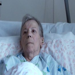 <strong>  Paní Helena se označuje za „vlažnou katoličku“. Víru nepovažuje za významnou podporu, není si jistá tím, co po smrti přijde. </strong> <br> Textový přepis rozhovoru:  A je ta víra pro vás teď nějaká podpora? Nebo důležitá? Ne, pro mě ne. Já si leccos obracím podle svého, protovím, že je to útěcha pro toho, kdo ji potřebuje, ale já ji nepotřebuju, protože já vím své. A abych si namlouvala, že mě tam čeká něco lepšího… Já nevím, co mě tam čeká. A ráda bych věřila, bylo by to pro mě taky daleko hezčí, kdybych si mohla myslet, že mě tam čeká něco hezčího, ale na druhou stranu v tomhletom směru váhám. Říkávám, že se nechám překvapit.