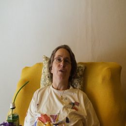 <strong> Paní Jana se díky nemoci a svým věřícím přátelům začala více zajímat o svatá místa a účastnit se křesťanských setkání.</strong> <br> Textový přepis rozhovoru:  No, a to jsem začala objíždět nějaká svatá místa, jenom tady v Čechách a na Moravě, do Lurd a někam, to jsme se už nedostali. Měla jsem věřící přátele a ti mne vozili s sebou na různá setkání křesťanská. Bylo toho dost. Ale myslím si, že kdybych nestonala, tak že bych se po žádných těch cestách nepustila. Že opravdu je to cesta, kterou si mě ten Bůh přitahuje k sobě. A už se na něj ani nezlobím. Jenom vím, že jsem tak pyšná a tvrdohlavá, že kdyby to nebylo zařízeno tímhle způsobem, tak se nehnu. Dá sa z toho… Mne teraz tak preblesklo hlavou, že možno toto je jedna vec, ktorú ti tá choroba dala? Tá cesta k Bohu. To stoprocentně.