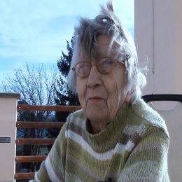 <strong>  Paní Václavka sebe samotnou označuje jako bez vyznání, vidí ale na příkladech ve svém okolí, že víra dokáže konec života významně ulehčit. </strong> <br> Textový přepis rozhovoru:  Každý na to má jiný názor a každý k tomu přistupuje jinak. Je fakt jeden, že já jsem bez vyznání, a když vidím tady kolem sebe ty maminky, ty babičky, tak ty, které silně věří, jsou na tom v těch posledních dnech života líp, protože v něco věří a čekají něco. „Víte, paní xxxx, já jsem tak zvědavá, jaké to v tom nebíčku bude. Já každý den udělám nějaký dobrý skutek, abych se tam dostala. No, uvidíme, jaké to bude.“ Takže taková pro ně je tam perspektiva jasná, a kdežto pro vás ta perspektiva jasná není. Ale tak, no. Takže víra to ulehčuje, říkáte? Ulehčuje. Opravdu. Já jsem nikdy nebyla v nějak zvlášť dobrých kontaktech s církví, tak vidím, že skutečně v tomto směru pomáhá lidem hodně.