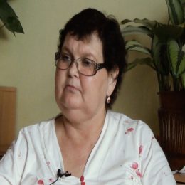 <strong> Paní Olga začala brát doplňky stravy, které si sama koupila, ale po konzultaci se svým lékařem se rozhodla, že se bude řídit jeho doporučením a bude brát jen to, co jí předepíše on. </strong> <br> Textový přepis rozhovoru:  A chceli ste nejakú liečbu zmeniť alebo opustiť? To nešlo. Pan doktor řekl, že to tak…Já jsem mu dala plnou důvěru, nic jsem nechtěla, nechala jsem to na něm všecko. Vám říkám, jsem si koupila ty xxx– mně to dcera objednala až z Prahy. Mi to přišlo z Prahy, ale já jsem…Protože pan doktor neměl rád, když se něco bere za zády. Tak já jsem to s ním probrala, ale on řekl, že když tomu věřím, tak věřím, ale že zázraky…Tak já jsem to nechalana něm všechno. Ze začátku jsem brala pár, ale pak jsem si říkala:nebudu mu to nijak kazit, co kdyby se něco stalo a litovala bych. Tak jsem to nechala.