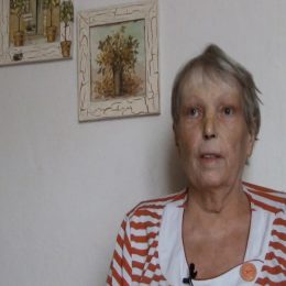 <strong> Paní Hana zkoušela bylinkové čaje a šťávy. </strong> <br> Textový přepis rozhovoru:  A vy jste říkala, že jste zkoušela různé čaje a takové věci. Různě jste si hledala nějaké jiné způsoby, jak se léčit. Nebo někdo vám radil? Já sem si koupila Marii Treben, ona byla léčitelka, pěstovala bylinky a radila lidem. Ale ne, že by se s nimi stýkala, ani jí nesměli psát domů, žádné takové. Ona třeba někam přišla a lidi jí řekli, že mají ty a ty problémy, tak ona jim poradila, co mají brát na to. Takže od ní jste si přečetla knížku? No, a tam v té knize je psané, co pomáhá na játra, na rakovinu jater, na xxx, na všechno. Tak podle ní jsem pila ty čaje – tam se pije i pampeliškový čaj z kořene pampelišky a různé čaje jsem pila ještě. Od mého kamaráda děda byl taky bylinkář, tak od něho jsem už vypila 5 čajů. Já říkám, už těch čajů mám plné zuby. A potom jsem vyčetla, že je dobré dělat si šťávy ze zeleniny, tak jsem si koupila tady ten přístroj a vypila snad 30 xxx pampelišky – to se mlelo celé, i s květy jsem to tam naházela a normálně jsem to projela a měla jsem. A děcka: „Babi, já to ochutnám, já to ochutnám.“ A já říkám: „Jo, ochutnejte to.“ A oni: „Fuj, to je hořké.“ A já říkám: „To si nesmíš tak brát. Musíš si říct, že je to dobré, pomůže mně to.“ A to byla jenom ta pampeliška, nebo jste to dávala dohromady s něčím sladším? No, dávala s mrkví, s mrkví, s červenou řepou, podle toho, co jsem měla.