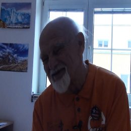 <strong>  Stav pana Jiřího se během pobytu v hospici zlepšil, doufá tedy, že by mohl strávit nějaký čas doma a na chatě s manželkou. </strong> <br> Textový přepis rozhovoru:  Teď jsem v takové té etapě, že…Protože tady to předjarní období nikomu obecně neprospívá. Tak si říkám, až se trošku zas ještě převalí to předjaří, tak že na nějakou dobu bych klidně mohl vegetovat doma s tím, že bych byl v pravidelném nebo nepravidelném styku tady s tím hospicem. Podle situace, tak bych to řekl. Teď momentálně si dělám naději, že v důsledku takového, bych řekl, pobytu tady, že jsem se tak nějak uklidnil, tak že bych možná to léto letos snesl třeba na chatě. Protože je jasné, že když jdete do lesa, tak se zabýváte jinými věcmi. A taková amatérská terapie, řekl bych, nemůže uškodit. Tak si dělám naději, že bych třeba přes to léto zas mohl xxxx. No, a pak je tady ještě velký problém s manželkou, protože ta je na tom skutečně taky špatně zdravotně. Tak člověk nemůže jednoznačně říct, jak to bude za týden, za měsíc. Ale v té naději takhle teďka žiju, že bychom ještě s manželkou ten rok na té chatě, nebo nějakým způsobem střídavě doma – na chatě byli. Pokud se nezvýší intenzita těch bolestí.