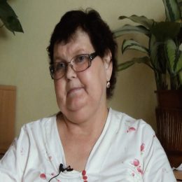 <strong> Paní Olga by si přála, aby na tom byla pořád tak jako dosud a její stav se nezhoršoval. </strong> <br> Textový přepis rozhovoru:  Ako si prajete usporiadať ďalší svoj život? Tak jak to jde pořád dál. Tak jak to jde, to bych byla spokojená. Tak jak to jde. Prostě je mi dobře teď, takže bych chtěla, kdyby to tak vydrželo. Abych nemusela volat to SOS, jak to říkám vždycky. Protože tam mám na tu sestřičku…A nevím, jestli by pan doktor přijel, ale asi jo. Ještě jsem to nepotřebovala. Oni chodili ze začátku dvakrát týdně, a teď už chodí jedenkrát týdně. V pátek, jsme se domluvili, to je akorát takový dobrý den, pak je sobota, neděla.